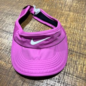 Nike feather light dry, fit tennis cap